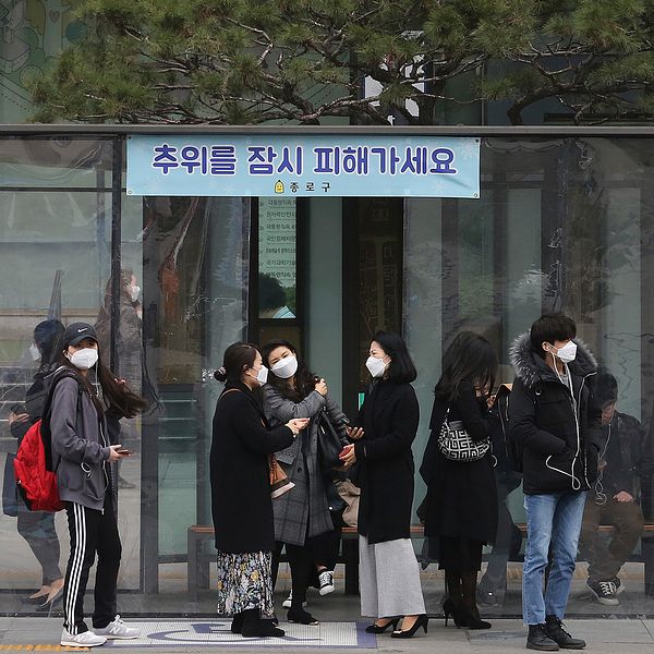 Många i Sydkorea bär masker för att skydda sig från den förorenade luften.