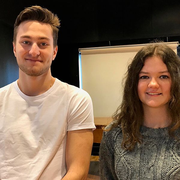 En kille och en tjej som är högstadieelever på Arenaskolan i Timrå står bredvid varandra och ler mot kameran.