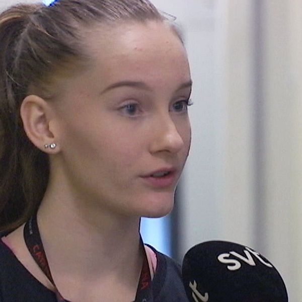 Amanda Kristensson intervjuas av SVT:s reporter.