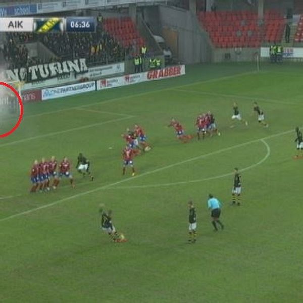 Östers målvakt Tobias Andersson mitt i bengalröken när Sebastian Larsson satte 1-0 på frispark för AIK.