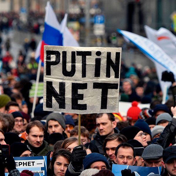 Demonstranter kräver internetfrihet i Moskva.