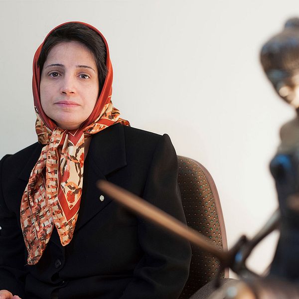 Nasrin Sotoudeh sittande på sitt kontor.