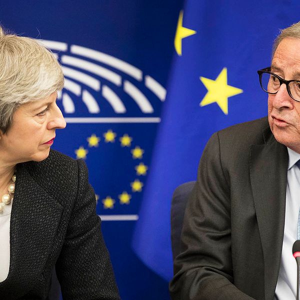 Storbritanniens premiärminister Theresa May mötte pressen tillsammans med EU-kommissionens ordförande Jean-Claude Juncker under måndagskvällen