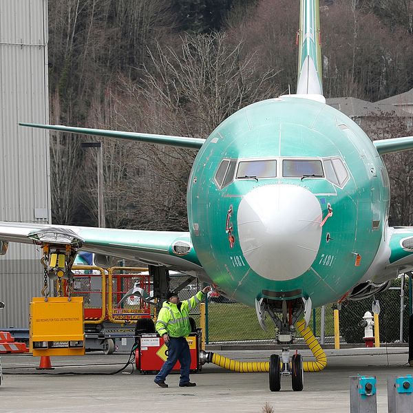 Ett turkost flygplan av modell Boeing 737 Max 8.