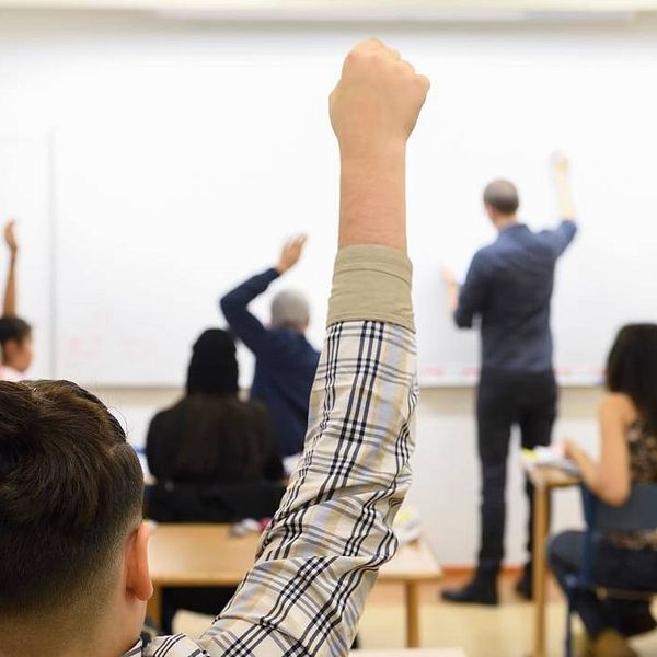 Uppsatsämnena från niondeklassarnas nationella prov har läckt ut i förväg. Personerna på bilden har ingenting med det inträffade att göra.