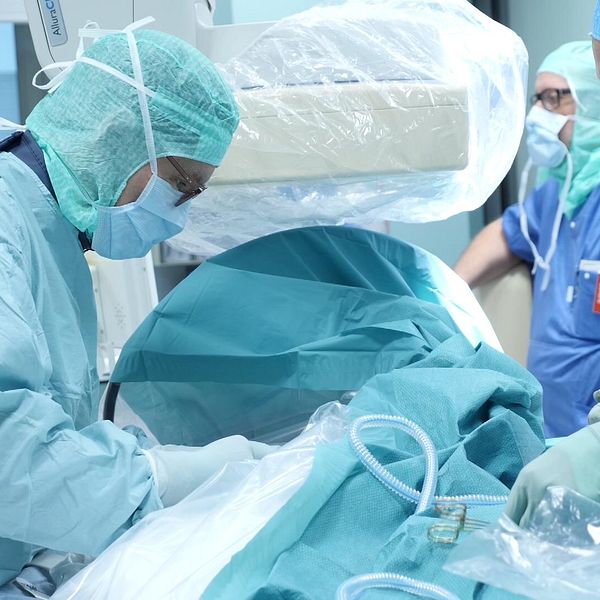 Företaget Abbott har tvingats återkalla flera hjärtimplantat då de inte fungerat som de ska. ”Jag känner mig inte alls trygg med produkten”, säger hjärtläkaren Fredrik Gadler på Karolinska universitetssjukhuset