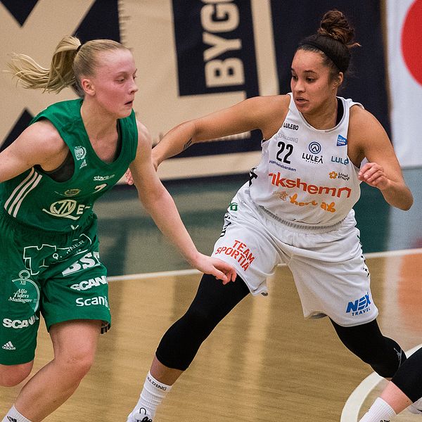 Telges Klara Lundquist och Luleås Michaela Houser under basketmatchen i SBL.