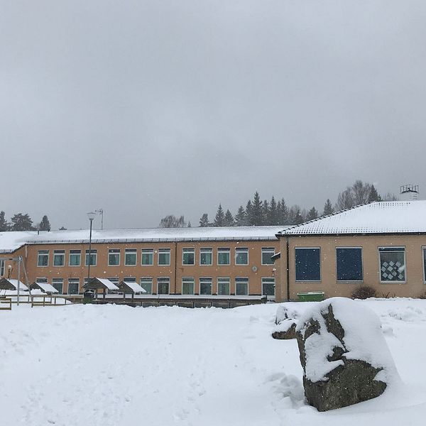 Kyrkbacksskolan i Kopparberg har fått skicka hem elever under tisdagen.