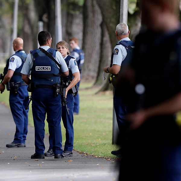 Poliser på plats vid en av de moskéer i Christchurch som attackerades.