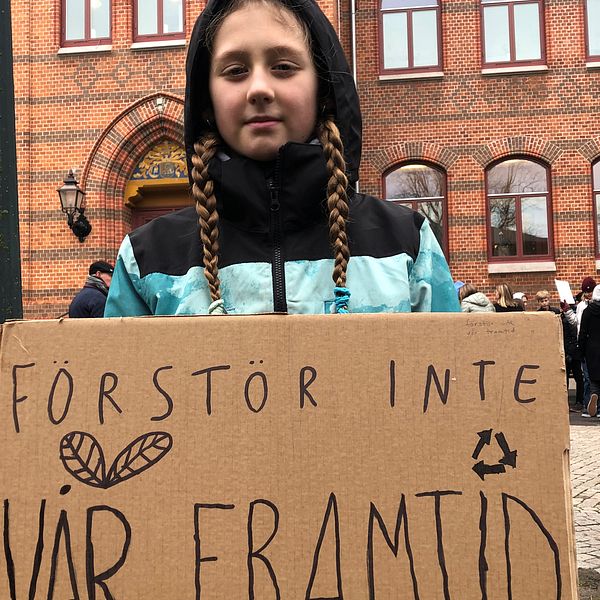 10-åriga Anneli var en av cirka sjuttio personer som manifesterade i Varberg för klimatet