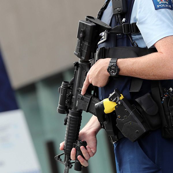 Tungt beväpnad polis utanför domstolsbyggnaden i Christchurch på Nya Zeeland efter terrordådet.