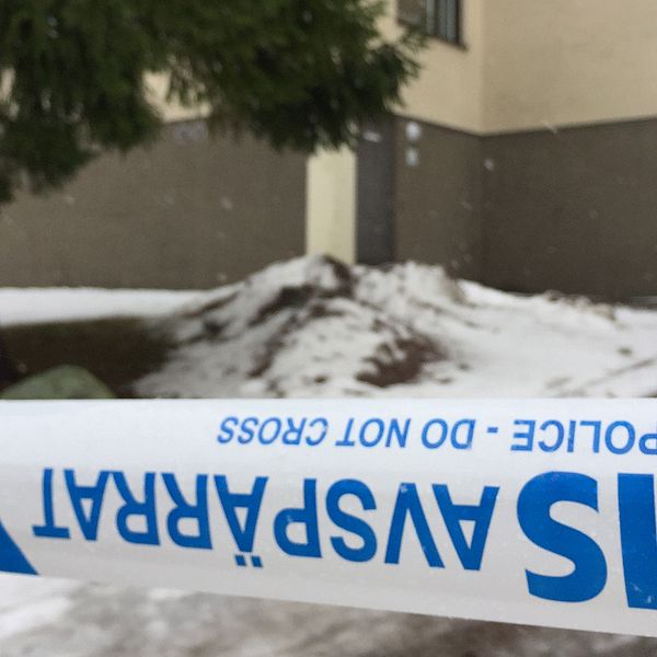 polistejp i förgrund, snö på marken, del av fasad på hus