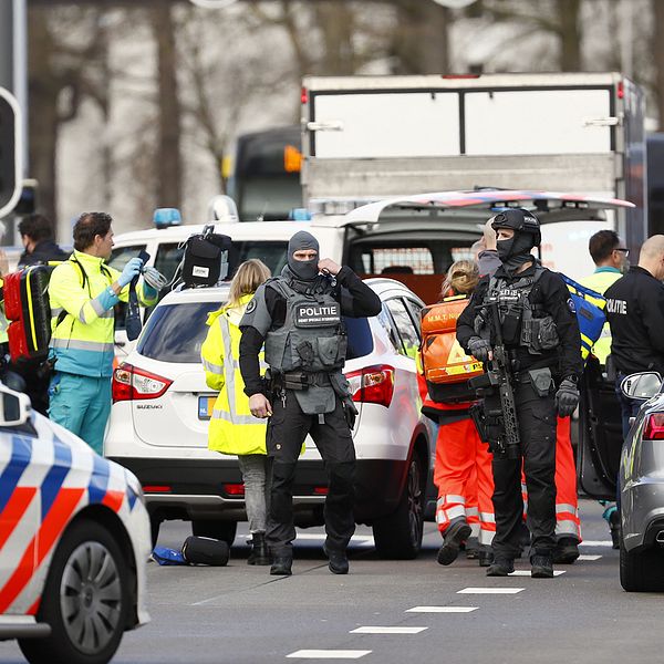 Polis och räddningspersonal vid platsen där skjutningen ägde rum i Utrecht i Nederländerna.