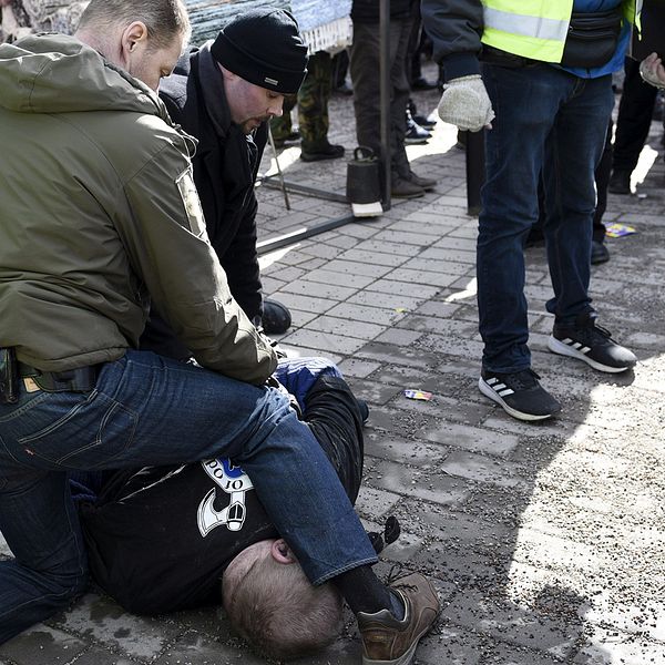 Mannen som attackerade Finlands utrikesminister  Timo Soini brottas ned av vakterna.