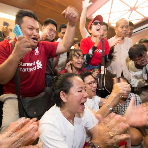 Anhängare av thailändska oppositionspartiet Pheu Thai när resultatet av de första vallokalsundersökningarna presenterades på söndagen.