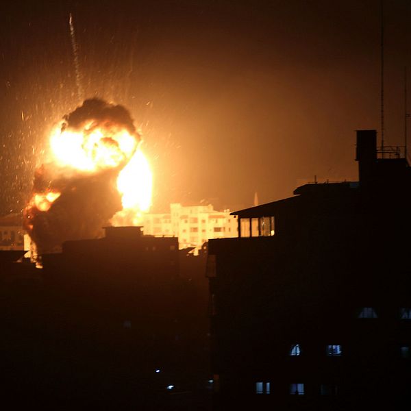 En explosion från ett Israeliskt bombflyg sedd från palestinska sidan av Gazaremsan.