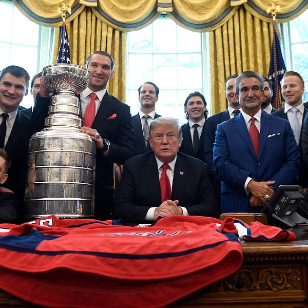 Niklas Bäckström, längst ut till vänster i bild, och hans lagkamrater i Washington gästade Donald Trump i Vita Huset med Stanley Cup-bucklan.