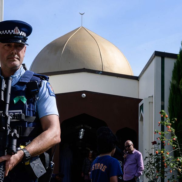 Tungt beväpnad polis utanför Al Noor-moskén i Christchurch i samband med att den öppnade för besökare igen en vecka efter dådet.