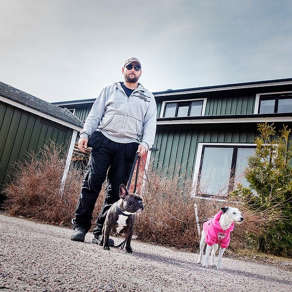 Kenny Dannberg med sina två hundar på promenad på Vallhov i Sandviken.