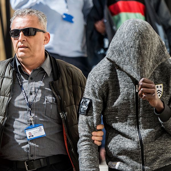 En av de anklagade tonåringarna förs ut från rätten i Valletta, Malta.