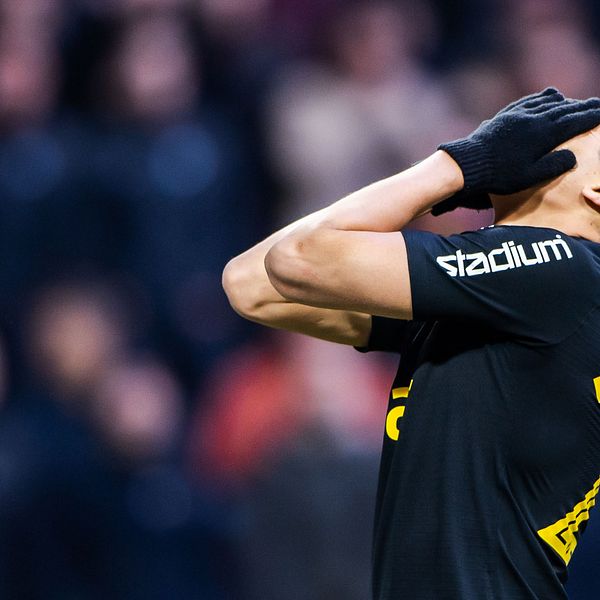 AIK:s Tarik Elyounoussi deppar i krysset mot Östersund.