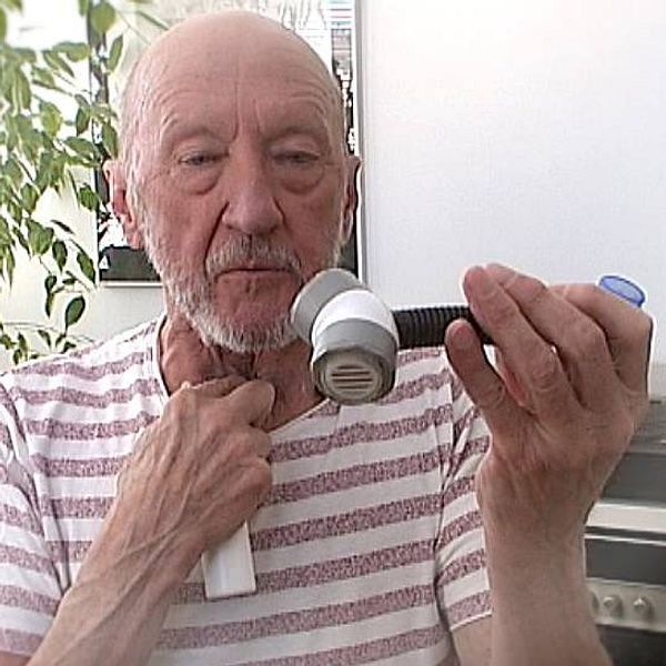 LG Nyström opererades för stämbandscancer – här visar han sin egen uppfinning, en ventil som gör att han kan vara ute på vintern