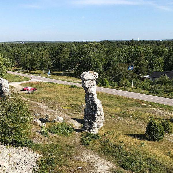 Landsväg och raukar på Gotland utanför Slite.