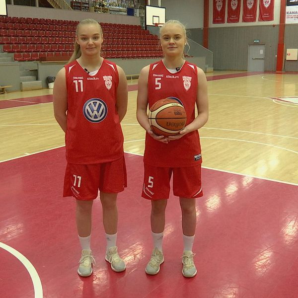 Elin och Ida Fredrikson är systrar och spelar tillsammans i den högsta divisionen för basket i Sverige.