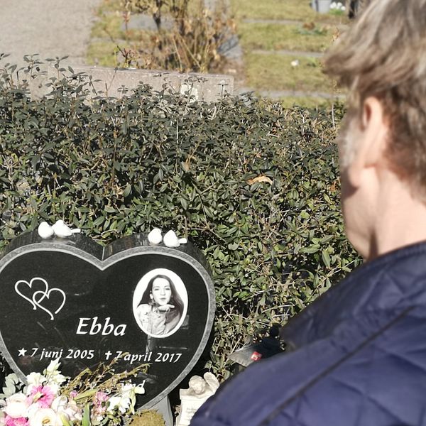 Stefan står framför dottern Ebba Stefansdotter Åkerlunds grav. Gravstenen pryds av en bild av Ebba.