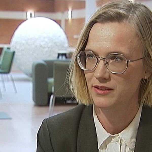 Intervjubild på Frida Molander, åklagare i Östersund. Blond kvinna med stålbågade glasögon