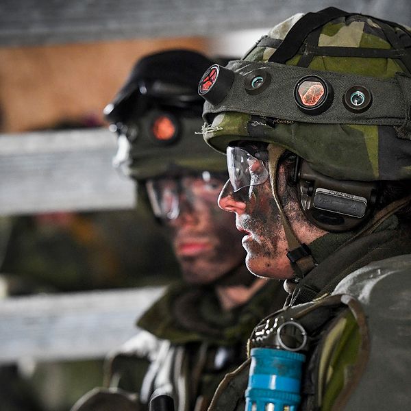 En kvinnlig soldat i full stridsutrustning under övning i markstrid i stadsmiljö. Kvinnliga och manliga rekryter övar lågintensiv strid vid markstridsskolan i Kvarn utanför Borensberg.