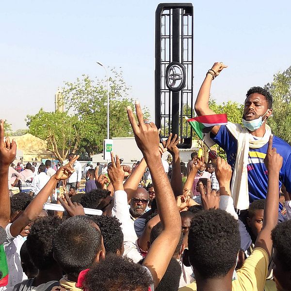 Demonstranter utanför militärhögkvarteret i Sudans huvudstad Khartoum.