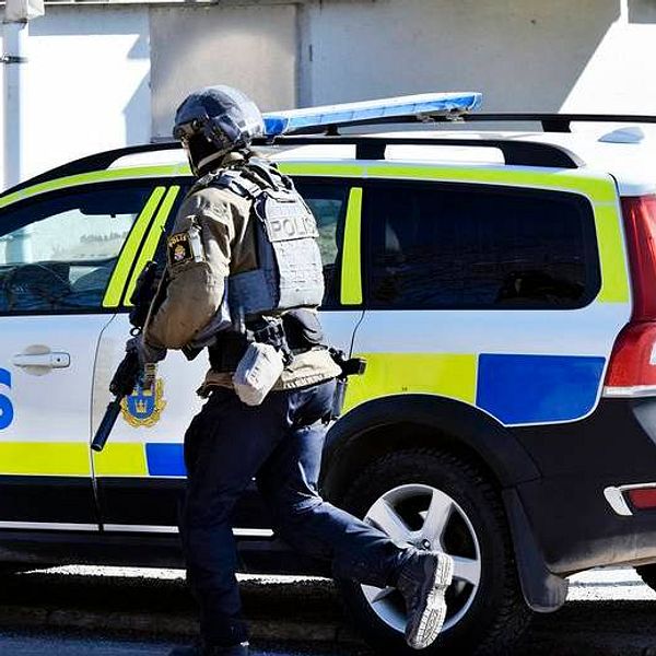 Beväpnad polis på plats sedan en ung man med vapen observerats på Hörnösands gymnasium den 10 april.