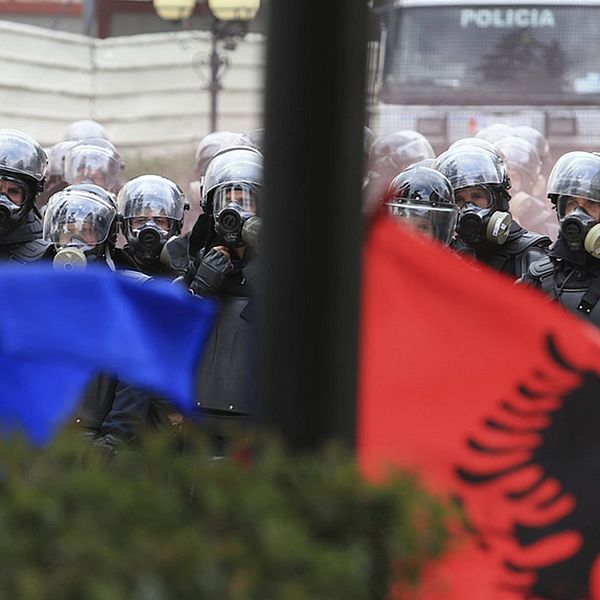 Poliser och flaggor i Albanien.