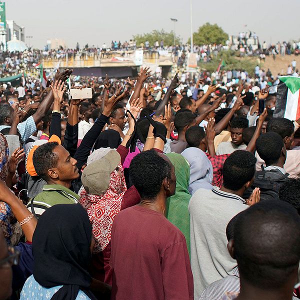 Tusentals sudaneser demonstrerar utanför försvarets högkvarter i Khartoum.