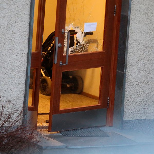Ett hål i ett dörrfönster i flerbostadshuset där skottlossningen skedde natten till lördagen.
