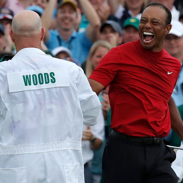Tiger Woods firar sin 15:e majorseger.