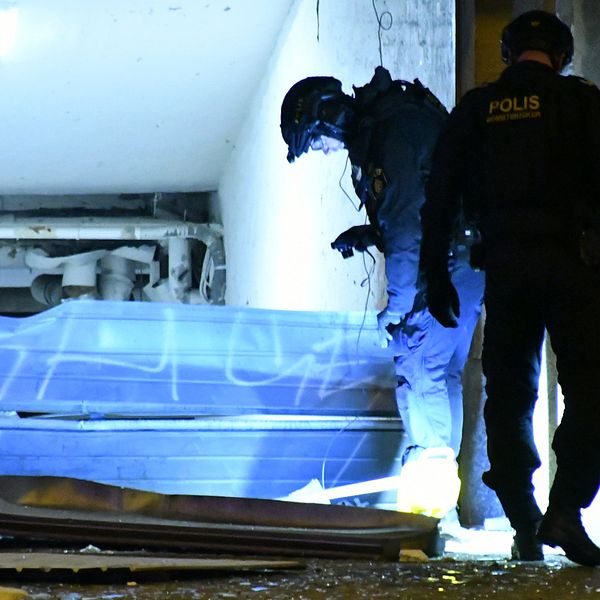 Polisens bombgrupp vid den söndersprängda garageporten under natten till måndagen.
