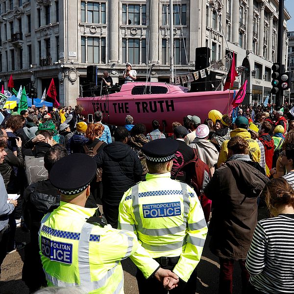 Klimataktivister blockerar gatan vid Oxford Circus i London.