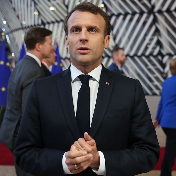 Frankrikes president Emmanuel Macron stälelr in ett tal till nationen, på grund av en brand i Notre-Dame.