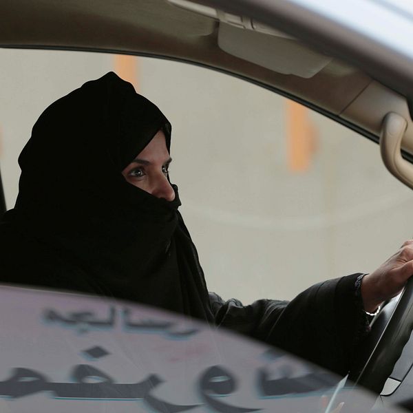 Saudisk kvinna kör bil