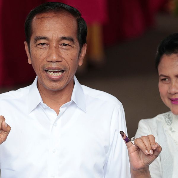 President Joko Widodo och hans hustru Iriana med bläckfläckiga lillfingrar