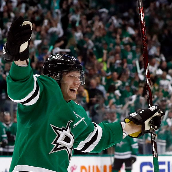 Dallas-backen John Klingberg firar ett av de tre mål han spelade fram till i nattens 5-1-seger mot Nashville.