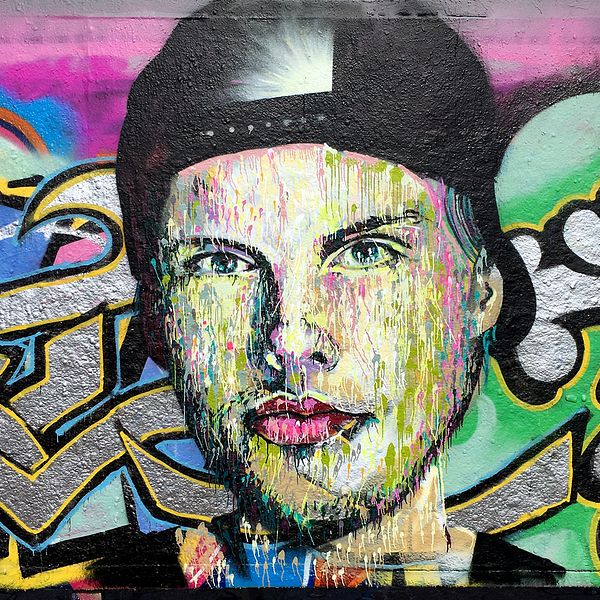 Tim Bergling, målad av konstnären Martin Monet på den lagliga graffittiväggen i Tantolunden.