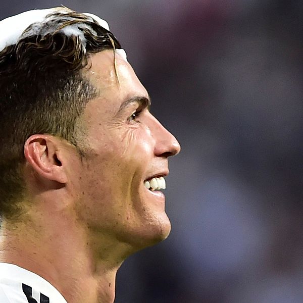 Ronaldo med raklödder i håret efter att ligatiteln säkrats och firats på planen.