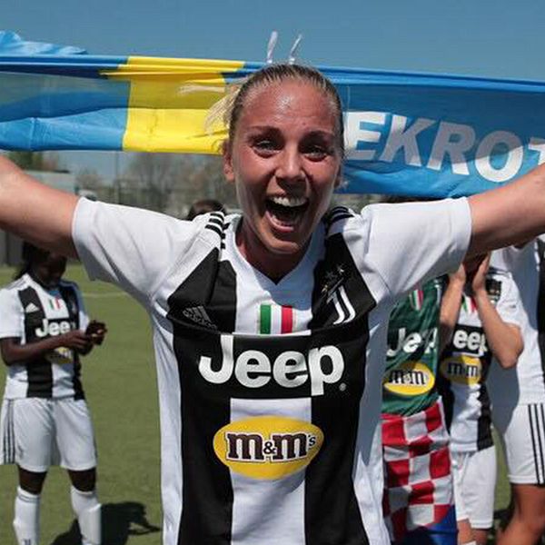 Petronella Ekroth firar ligaguldet med Juventus.