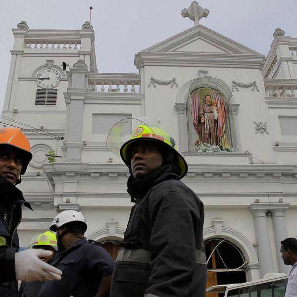 Brandmän framför kyrkan St. Anthony's i Colombia.