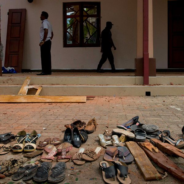 Skor som tillhör några av de som miste livet vid självmordsbombningen som inträffade vid St. Sebastian Church i Negombo, Sri Lanka.