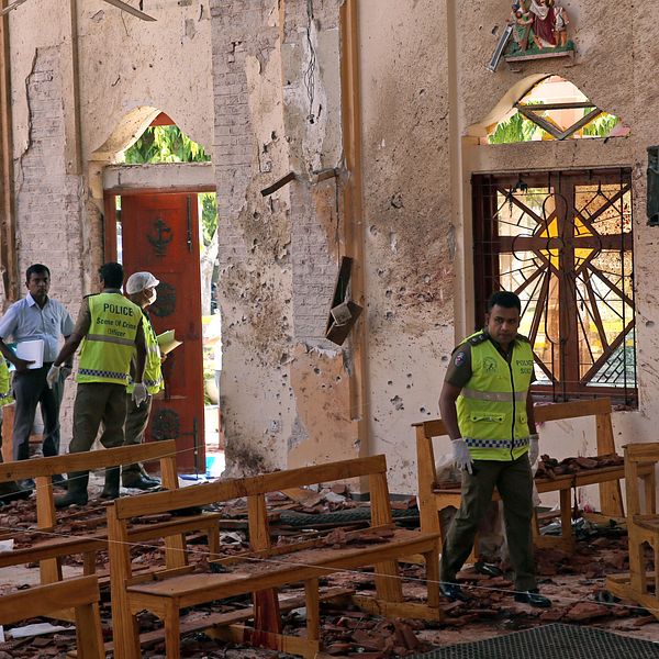 Inuti en av kyrkorna som drabbades i Sri Lanka.