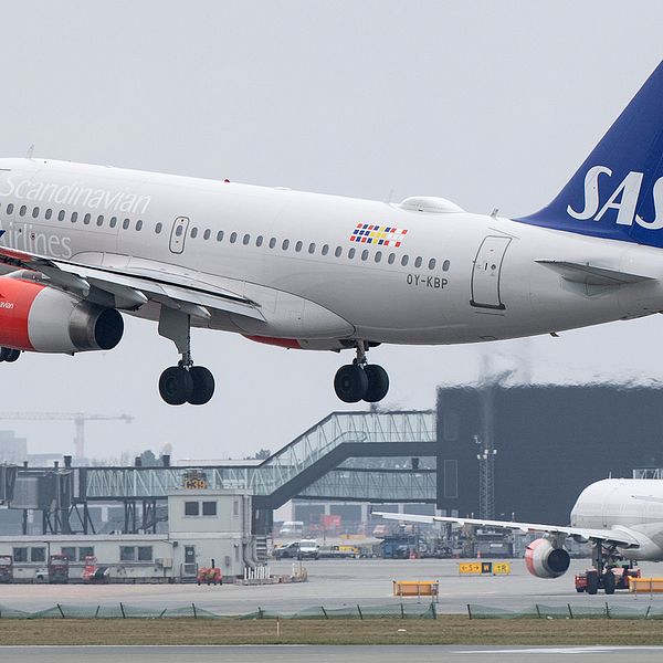 SAS erbjuder resenärer att boka om sina biljetter, efter varsel om strejk från piloterna.